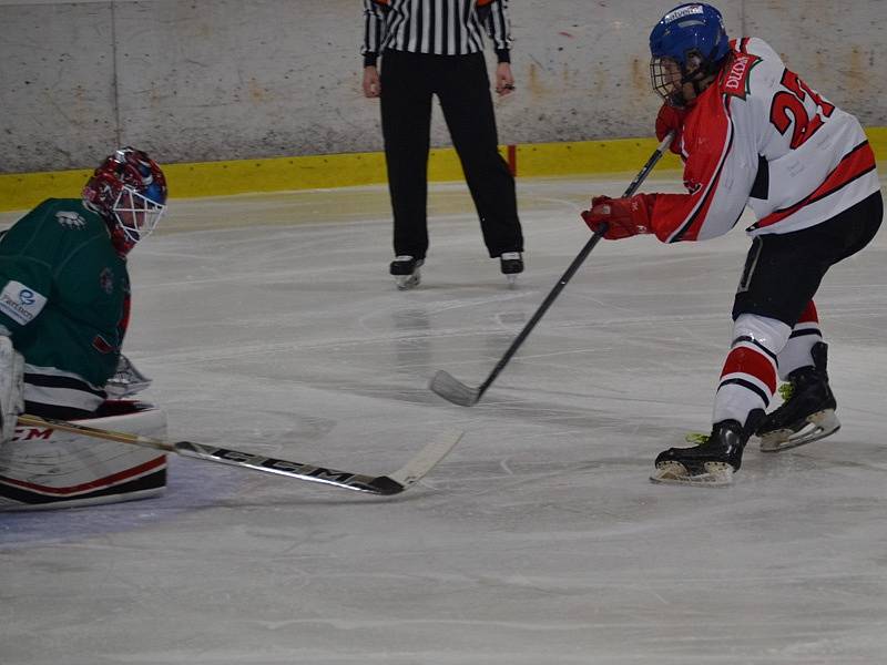 2. finále: HC Slavoj Český Krumlov (zelené dresy) - HC Strakonice 7:3 (0:1, 4:1, 3:1).