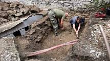 Archeologický průzkum na Vítkově hrádku a stavba dřevěných palisád.