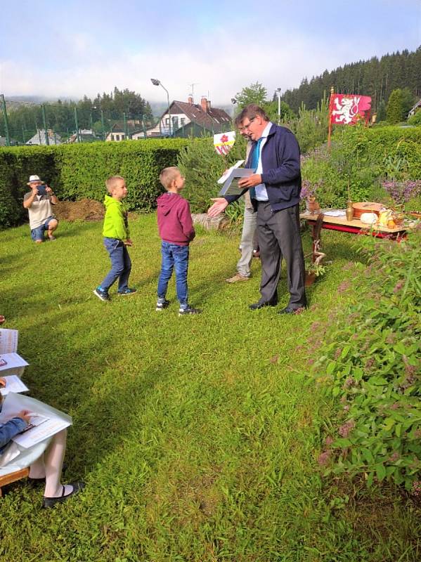 Prvňáčci v Loučovicích dostali vysvědčení od svého třídního učitele Jaroslava Jonáše už v pátek.