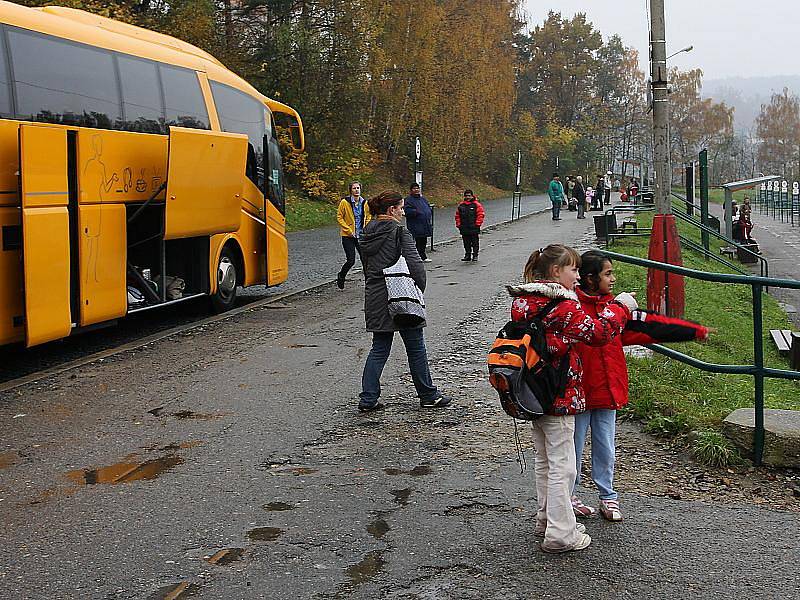 Vrzající dveře, neutěšené čekárny, stání bez přístřešků, rozbité chodníky, budova, do které zatéká, to jsou jen některé z problémů, které cestujícím vadí.