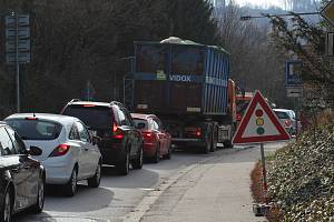 V Českém Krumlově začala přestavba křižovatky pod nemocnicí na kruhový objezd. Počítejte s kolonami.