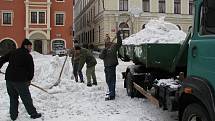 Sníh není peříčko, během dne se ho z centra Českého Krumlova odveze i 40 tun.