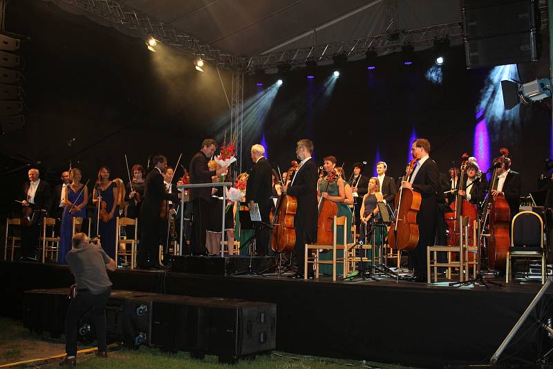 Festivalovou zónu v Českém Krumlově zahájil koncert Wild Symphony v podání Jihočeského symfonického orchestru.