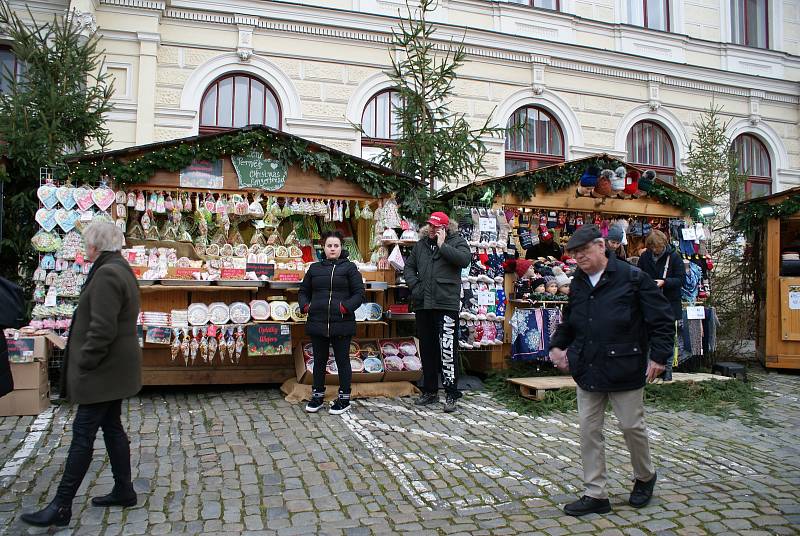 Vánoční trh na náměstí v Českém Krumlově začíná.