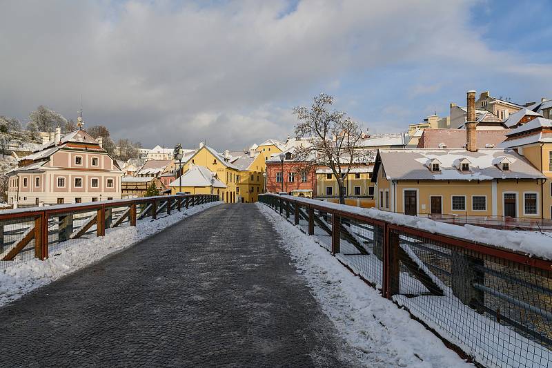 Zasněžený Český Krumlov v celé své kráse.