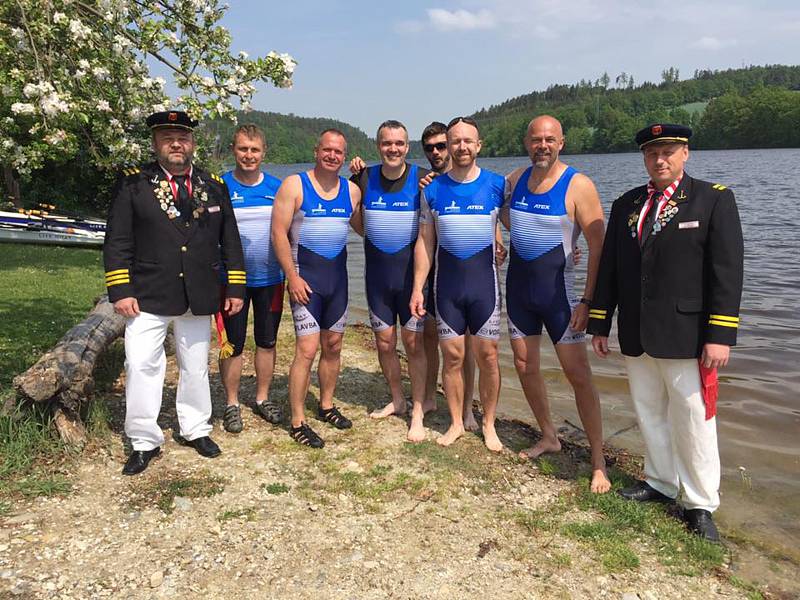 Veslaři (v dresech zleva) Petr Kováč, Radek Šťovíček, Pavel Malinský, Vítězslav Huja, Vladimír Milota a Václav Chalupa,  se členy spolku Vltavan.