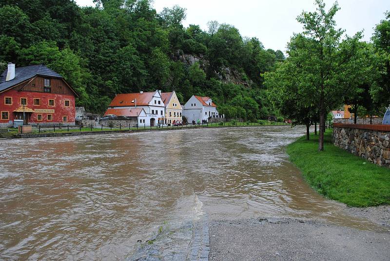 Povodně v Českém Krumlově v roce 2013. Ze břehů se vylila Polečnice, zahrozila i Vltava v centru. Pod vodou skončily hospodské zahrádky i auta.