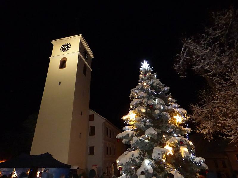 První adventní neděle a rozsvícení stromu ve Velešíně