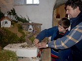 Se stavbou Velešínského betléma pomáhají zemědělci Pavlu Rouhovi také jeho synové. Na snímku je se svým zručným otcem desetiletý Pepča.