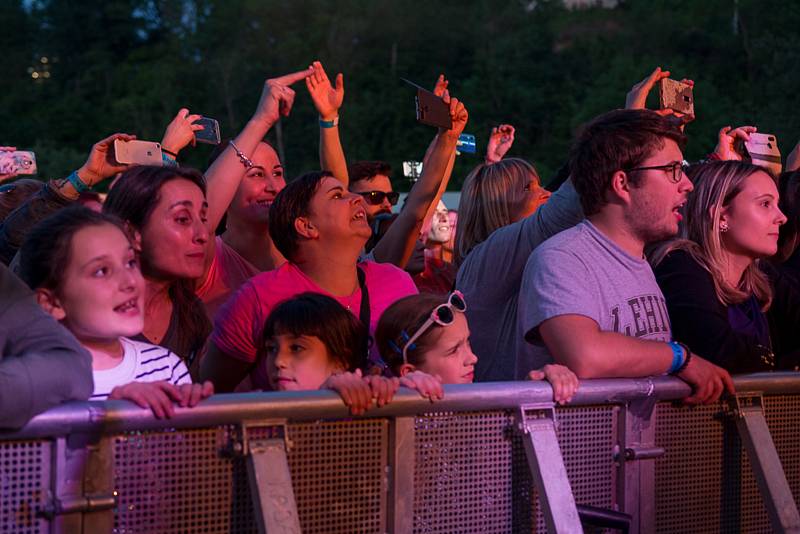 Koncert Chinaski a dalších hostů nadchl návštěvníky nabitou  Pivovarskou zahradu.