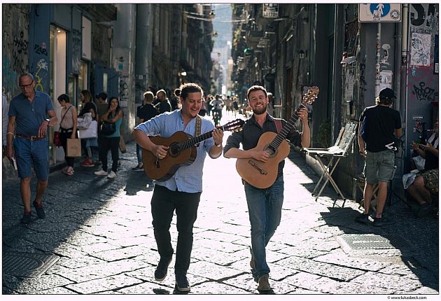 Bryan Benner (USA) a Václav Fuksa (CZ) s neapolskými písněmi v unikátní úpravě pro dvě kytary a zpěv vystoupí v krumlovské synagoze v neděli od 11 hodin.