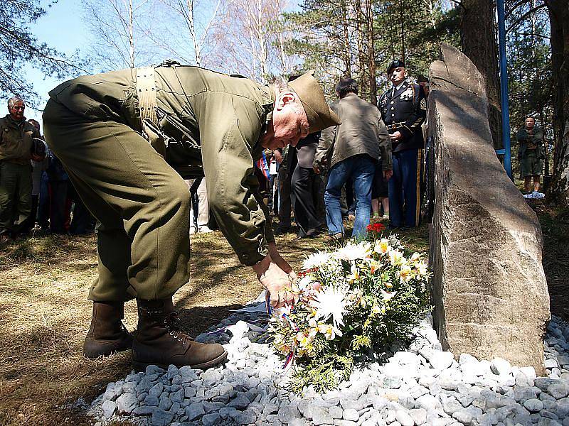 Nově odhalený pomník připomínající válečné osudy amerických vojáků ve Zdíkách na Kaplicku.