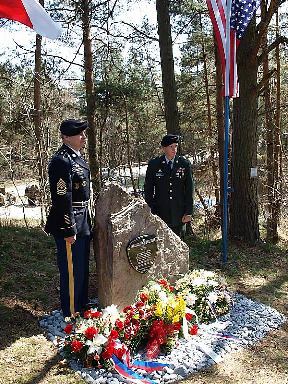 Nově odhalený pomník připomínající válečné osudy amerických vojáků ve Zdíkách na Kaplicku.