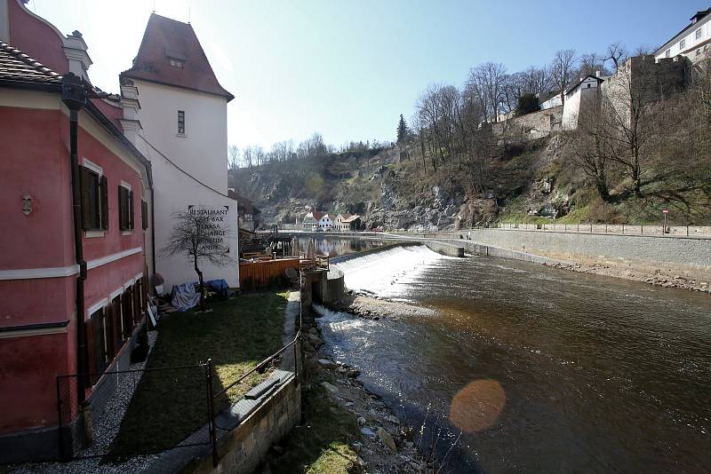 Celosvětová empidemie koronaviru vylidnila i centrum Českého Krumlova, které je běžně zaplaveno turisty.