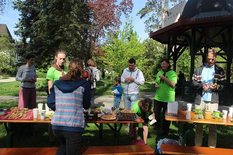 Krumlovští skauti připravili Férovou snídani v českokrumlovském městském parku.