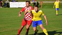 Fotbalisté Velešína (v červeném) prohráli v souboji týmů ze suterénu I. A třídy doma s Vimperkem 0:4.