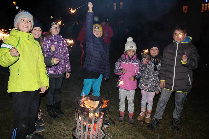 Lidé v Horní Plané se před půlnocí sešli na diskotéce na náměstí.