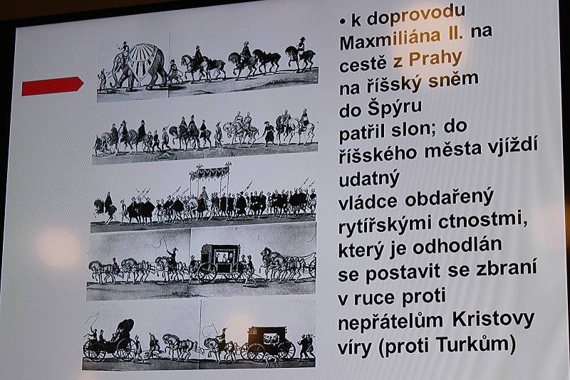 Historik Václav Bůžek, rodilý Krumlovák, měl ve Sloupové síni Studijního centra na zámku přednášku Jakou řečí mluvil slon na císařském dvoře Maxmiliána II.