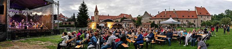 Koncert v Pivovarské zahradě v Českém Krumlově.