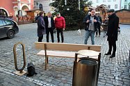 Představitelé Českého Krumlova spolu se zaměstnanci, designérem a městským architektem předvedli, jak bude vypadat nový mobiliář pro veřejná prostranství ve městě.