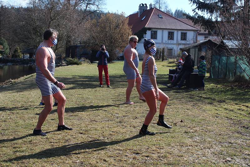 Otužilci ve Vyšším Brodě nenechali akci Covide, nezlob mě bez činu. A přidali i taneček.