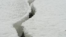Na ledě na Lipně se tvoří pukliny.