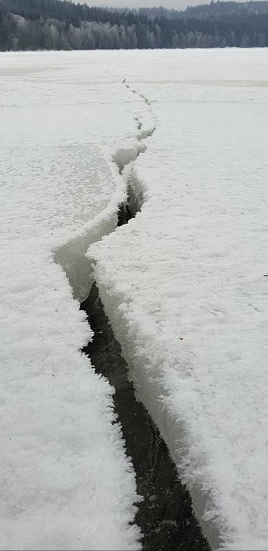 Na ledě na Lipně se tvoří pukliny.