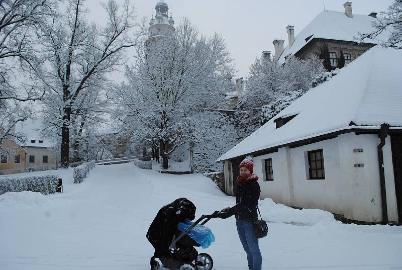 Do zasněženého rána se probudili obyvatelé České Krumlova.