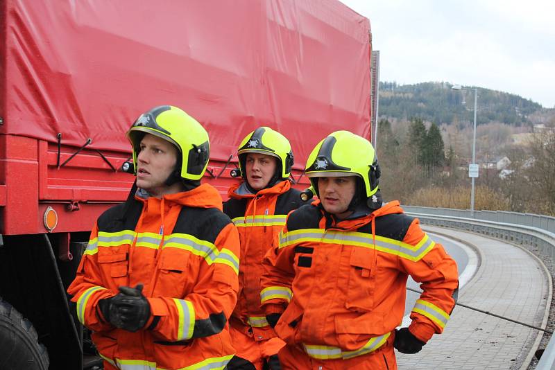 Drážní hasiči likvidují škody na Těchorazu ve Vyšším Brodě na trati z Rybníka do Lipna nad Vltavou.