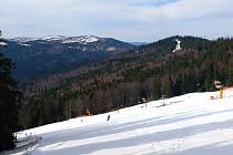 Ve vrcholových partiích Smrčiny a Plechého ještě leží přes metr přírodního sněhu. Na rakouské straně Smrčiny/Hochfichtu se dál lyžuje.