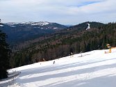 Ve vrcholových partiích Smrčiny a Plechého ještě leží přes metr přírodního sněhu. Na rakouské straně Smrčiny/Hochfichtu se dál lyžuje.