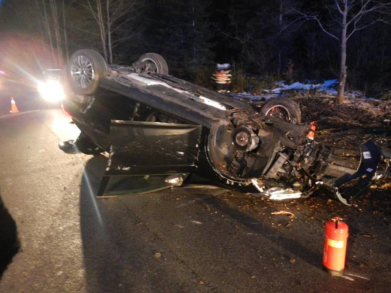 U Vyššího Brodu v neděli skončilo auto na střeše.