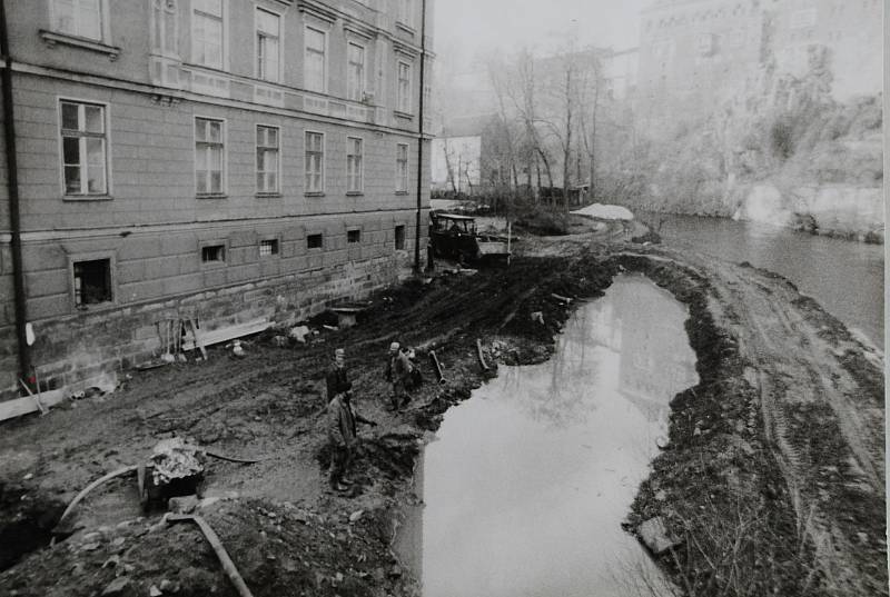 Český Krumlov v roce 1987. Budování náplavky u mototechny.