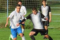 Fotbalisté Hrdějovic (v bílomodrém) splnili v 11. kole I. B třídy roli favorita a kaplické béčko porazili 4:1. Foto: Libor Granec