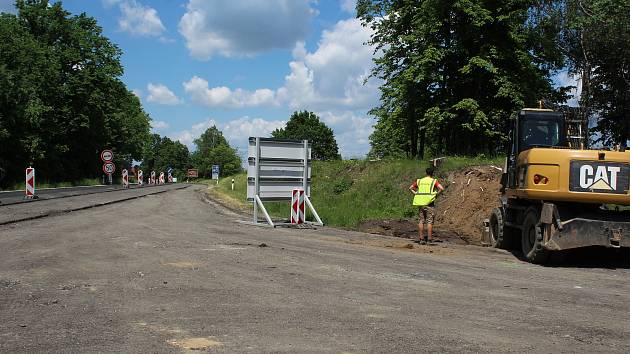 Práce na rekonstrukci křižovatky u Velešína pokračují.