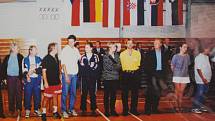 Český Krumlov v roce 1999. Mezinárodní hry školní mládeže se konaly od 24. do 26. září. Vedoucí družstev a rozhodčí při vyhlašování výsledků ve sportovní hale.