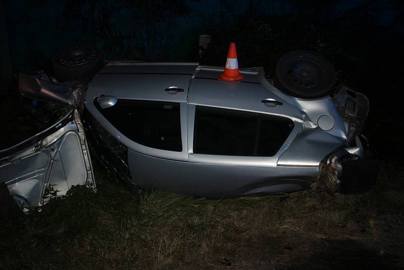 Srážka auta s vlakem u Holkova. Kolem 20 hodin nastala příprava k odvezení havarovaného automobilu odtahovou službou.