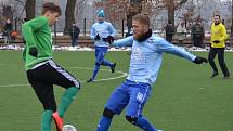 Slavoj Český Krumlov (v zelených dresech) v zimní lize na Hluboké přehrál Protivín 2:0.