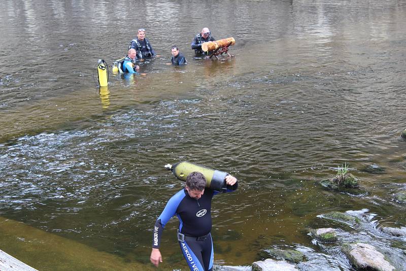 První ročník Aqua pílinku uspořádali členové Sportovního potápěčského klubu Kalmar ve Velešíně.