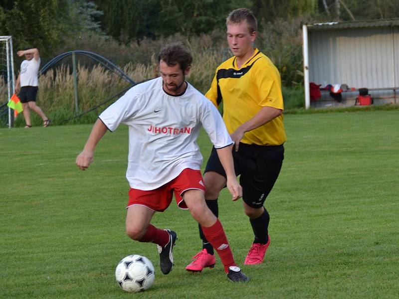 OP muži - 3. kolo: Sokol Křemže (bílé dresy) - Sokol Přídolí 3:1 (2:0).