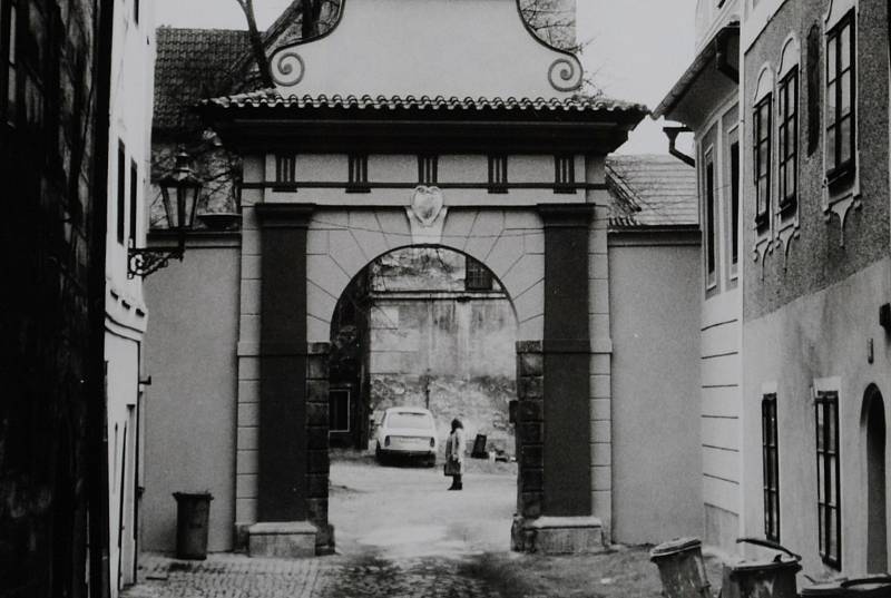 Český Krumlov v roce 1986. Vchod do kláštera.