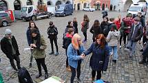 Studenti gymnázia a školy sv. Anežky se sešli na náměstí, připojili se ke globální demonstraci za ochranu klimatu a životního prostředí.