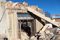 Nádraží budovu v Kájově zboural demoliční bagr.