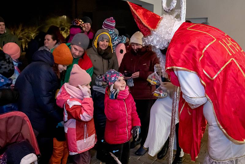 Mikulášská nadílka v Dolním Třeboníně na zahradě základní školy.