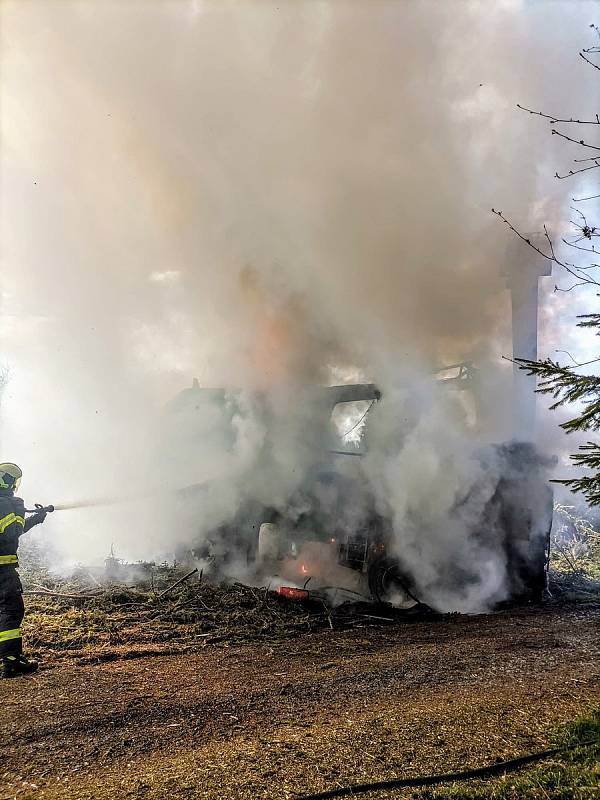 Požár štěpkovače u Frymburku - u Milné 29. dubna 2022. Škoda je dva miliony korun.