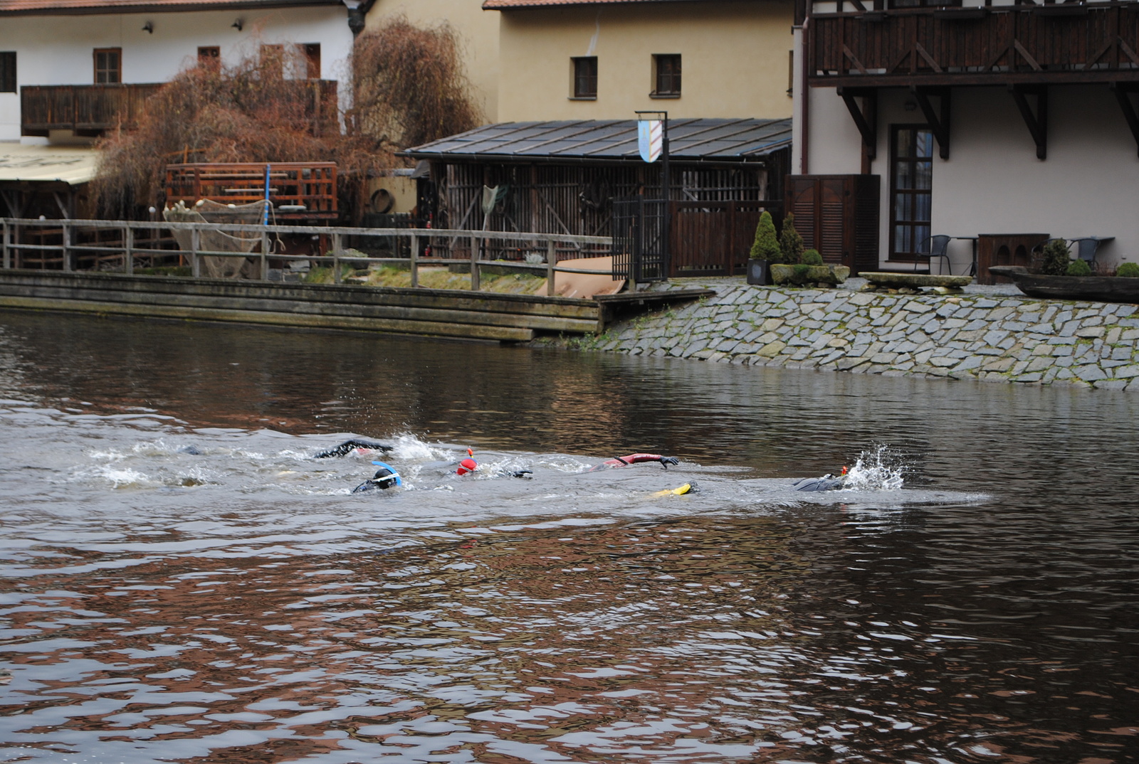 OBRAZEM: Vánoční záchranářské plavání ve Vltavě bylo letos bez večírku -  Jindřichohradecký deník