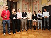 Na snímku zleva futsalista Rudolf Weinhard, karatistka Anežka Opelková, badmintonistka Hana Milisová, hokejista Miroslav Lukeš, kanoista Lukáš Novosad, judistka Markéta Havlíčková a fotbalisté Karel Zatloukal a Karel Zvěřina (chybí L. Černá a P. Florián).