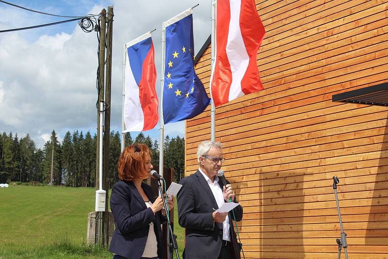 Vojenské lesy a statky ve čtvrtek slavnostně otevřely novou naučnou stezku a návštěvnické centrum Olšina.