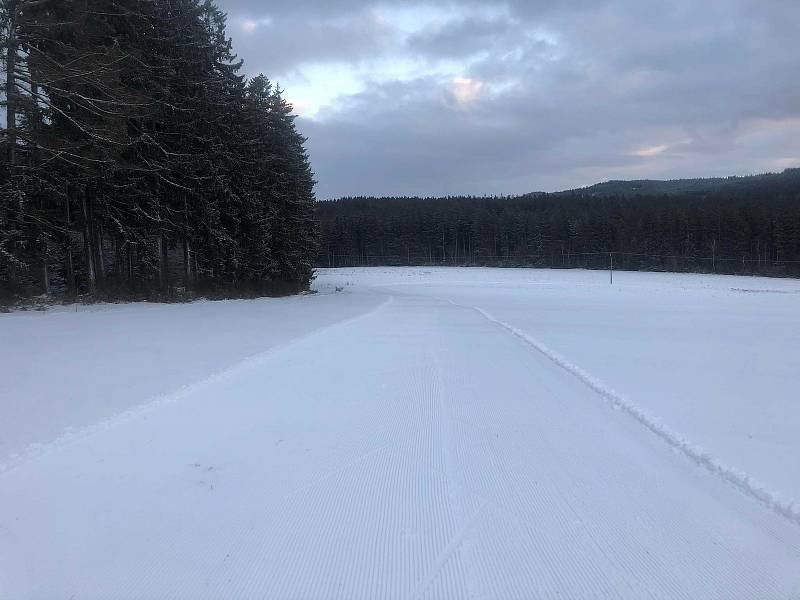 Bílá stopa v okolí Frymburka.