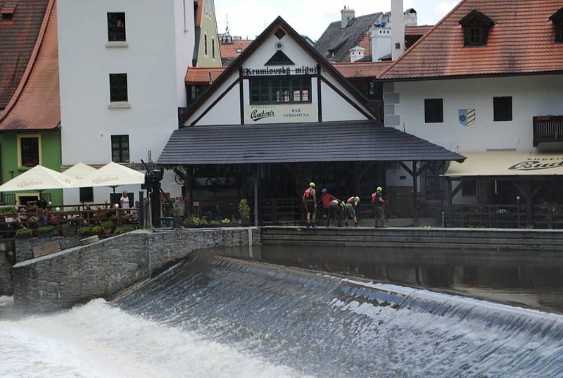 Druhý den pátrání po utonulém vodákovi na Vltavě v Českém Krumlově pod jezem pod kostelem, resp. U Mrázků.